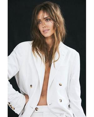 Jessica Alba topless and sexy new photo shoot for Harper's Bazaar.





















