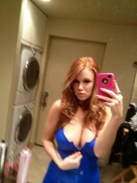 Leanna Decker taking a selfie