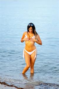 Claudia Romani see ass in a thong bikini at the beach seen by paparazzi showing nice cleavage.












































