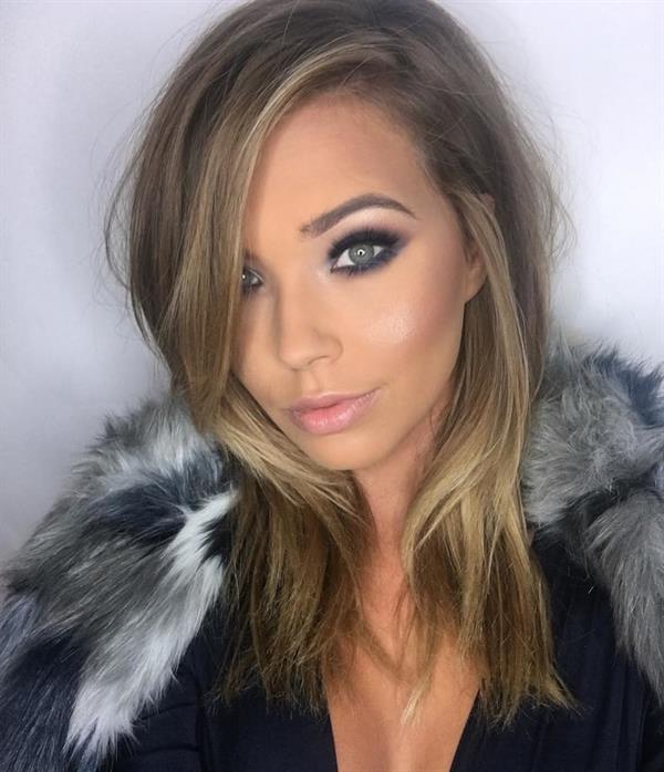 Sandra Kubicka taking a selfie