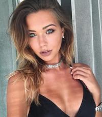 Sandra Kubicka taking a selfie