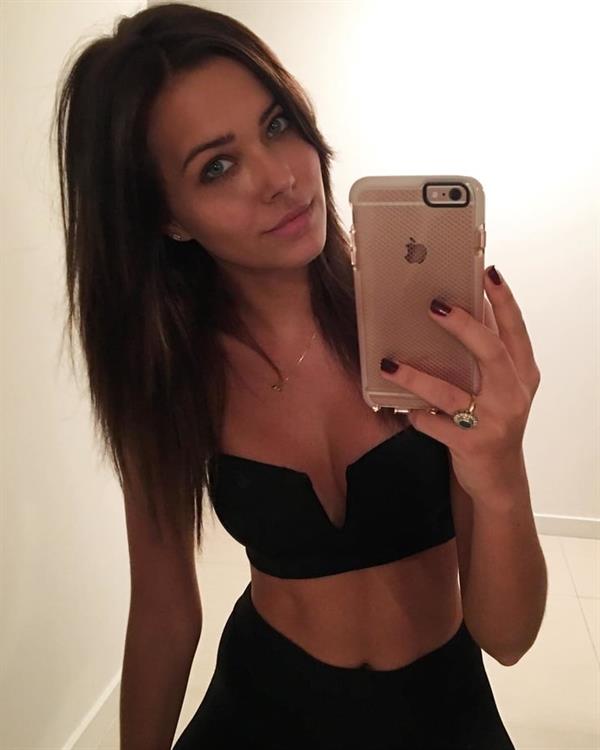 Sandra Kubicka taking a selfie