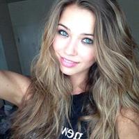 Sandra Kubicka taking a selfie
