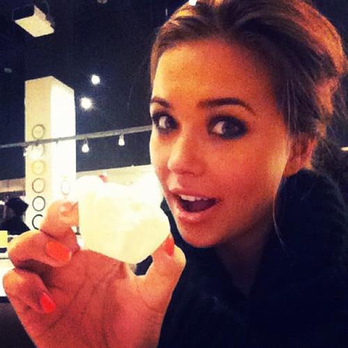 Sandra Kubicka taking a selfie