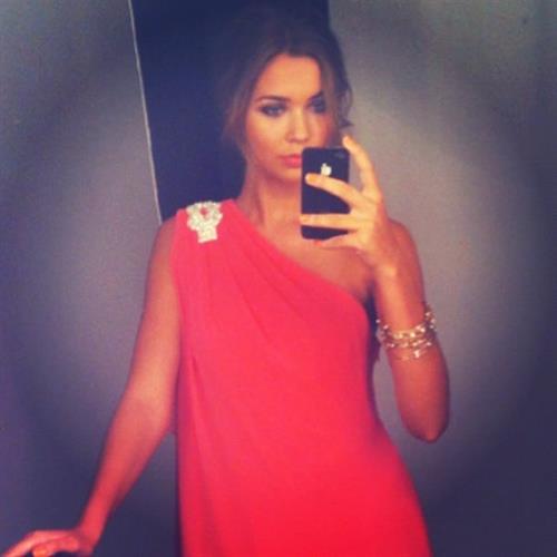 Sandra Kubicka taking a selfie