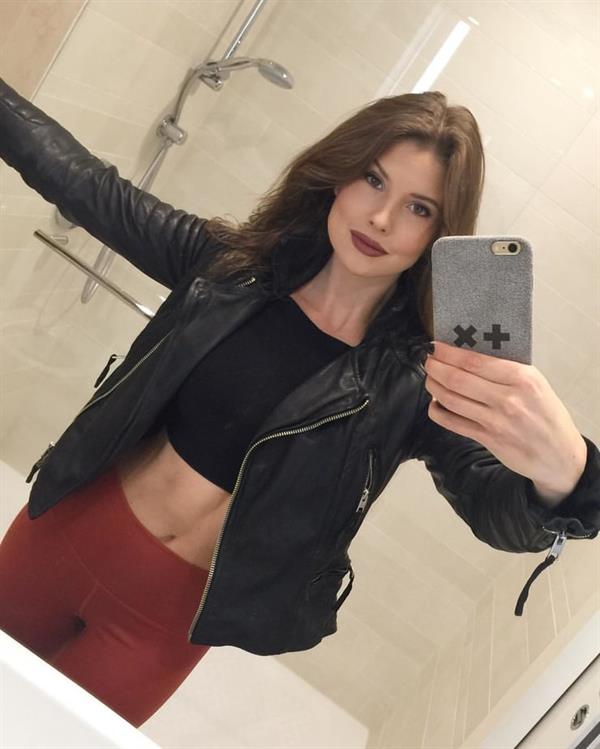 Amanda Cerny taking a selfie
