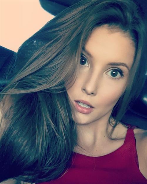 Amanda Cerny taking a selfie