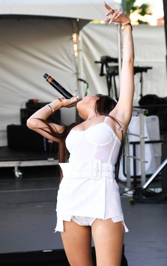 Madison Beer sexy singing on stage in a little white outfit showing her panties in an upskirt.












































