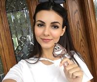 Victoria Justice taking a selfie