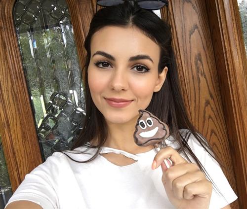 Victoria Justice taking a selfie