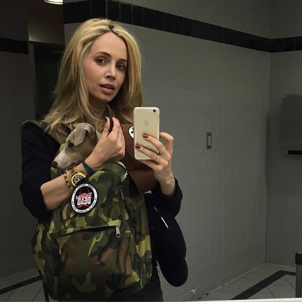 Eliza Dushku taking a selfie