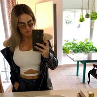 JoJo taking a selfie