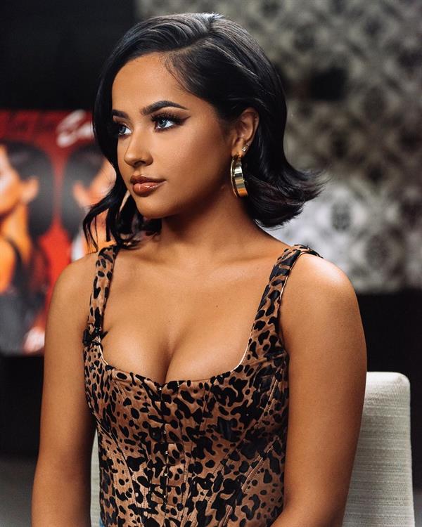 Becky G braless boobs in a tight top showing nice cleavage.








































