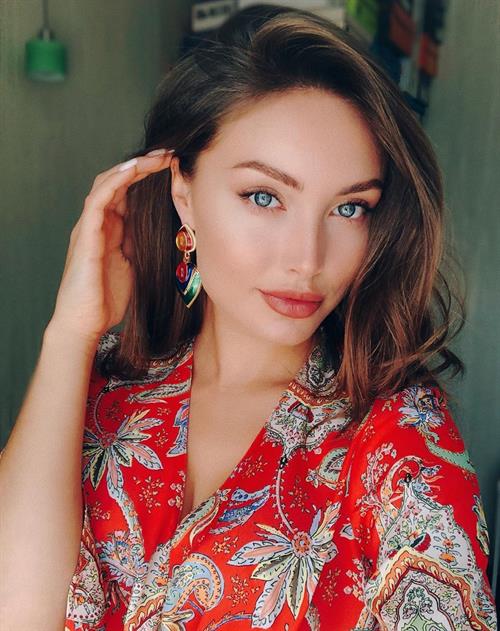 Anna Bakalova taking a selfie