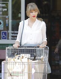 Taylor Swift - running errands in Los Angeles (03.04.2013) 