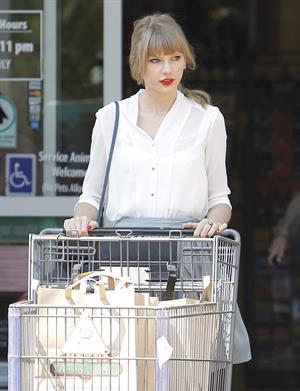 Taylor Swift - running errands in Los Angeles (03.04.2013) 