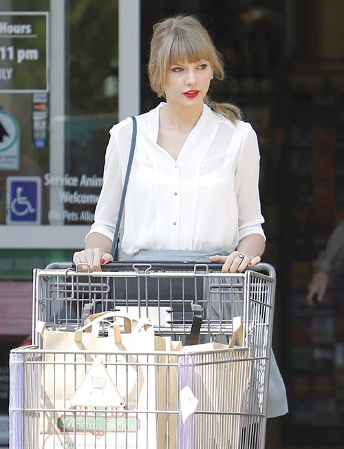 Taylor Swift - running errands in Los Angeles (03.04.2013) 