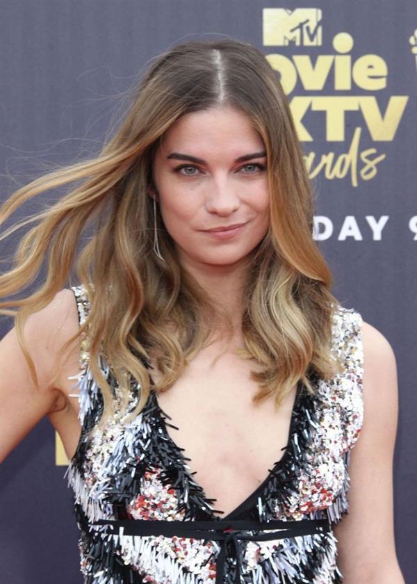 Annie Murphy braless boobs in a low cut dress photographed on the red carpet.



















