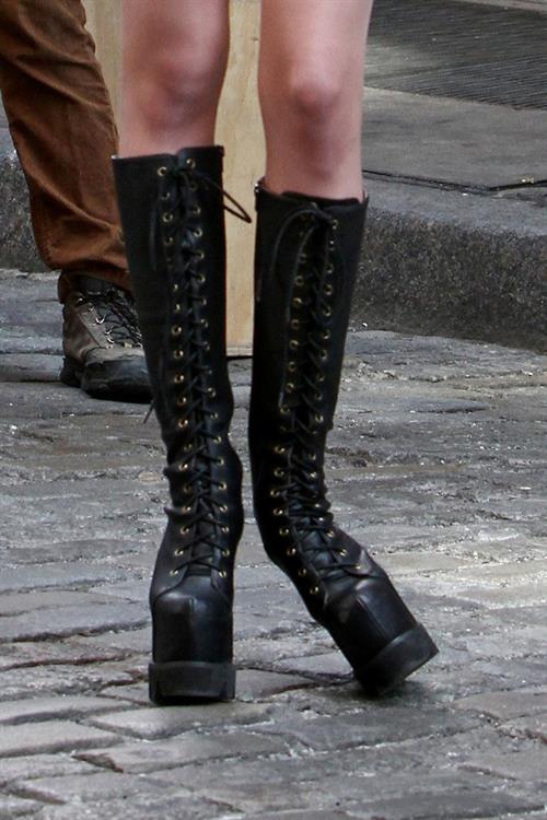 Taylor Momsen on the set of an untitled Tomomi Itano Music Video (09.04.2013) 