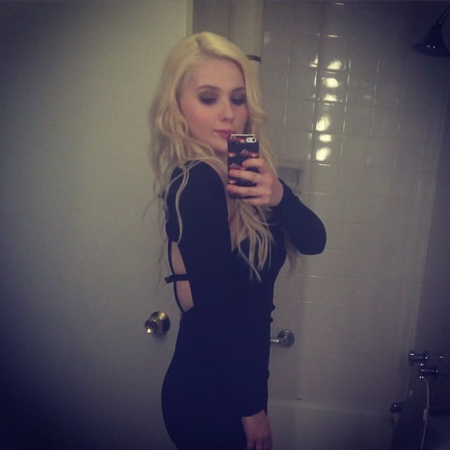 Abigail Breslin taking a selfie
