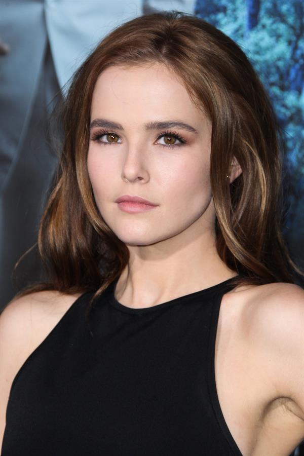 Zoey Deutch attends the premiere of Beautiful Creatures at the TCL Chinese Theater in Los Angeles (06.02.2013) 
