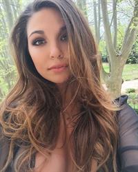 Jessica Ashley taking a selfie