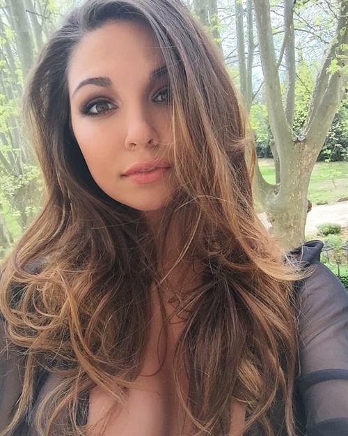 Jessica Ashley taking a selfie