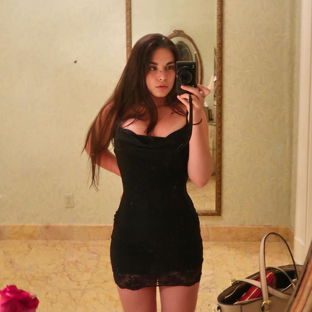 Lauren Alexis taking a selfie