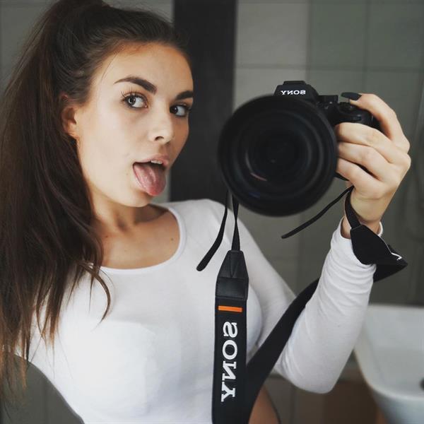 Lauren Alexis taking a selfie