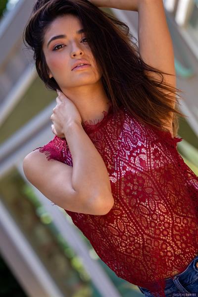 Emily Willis strips down to perfection