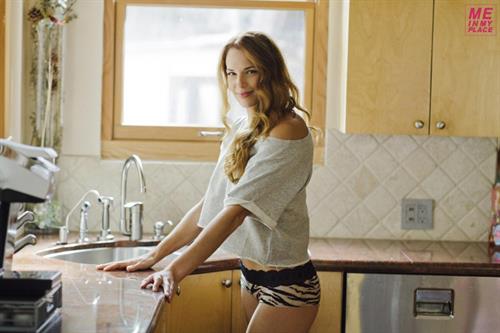 Amanda Righetti in lingerie