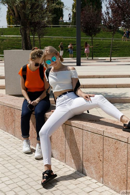 Victoria & Diana Pictures Victoria & Diana Fun in the Park