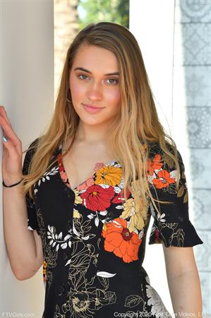 Sera Nude Pictures Modeling In Black