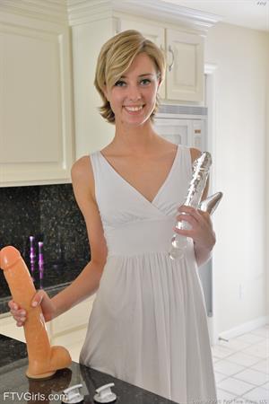 Amy-II Nude Pictures Deep Stretch