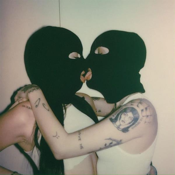 Noah Cyrus braless boobs showing nice underboob cleavage along with model Caroline Miner Smith as they make out with some nice lesbian tongue action.