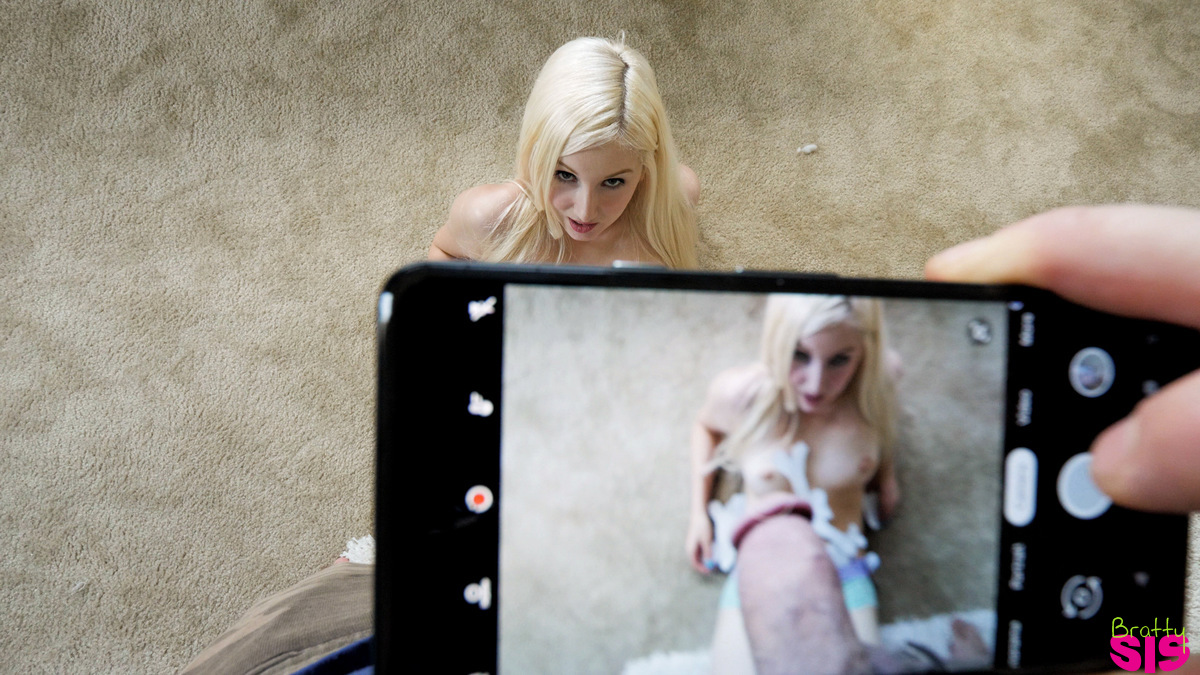 Vera Bliss played a practical joke on her stepbro so she gives him a hot BJ and a bald pussy stiffie ride to make it up