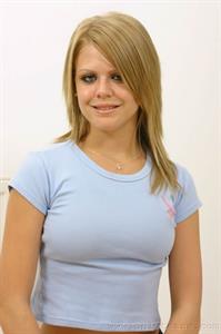  Sexy blonde in tight fitting gym kit 