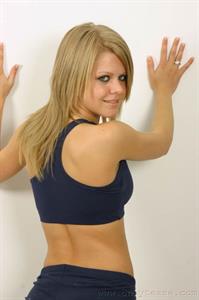  Sexy blonde in tight fitting gym kit 