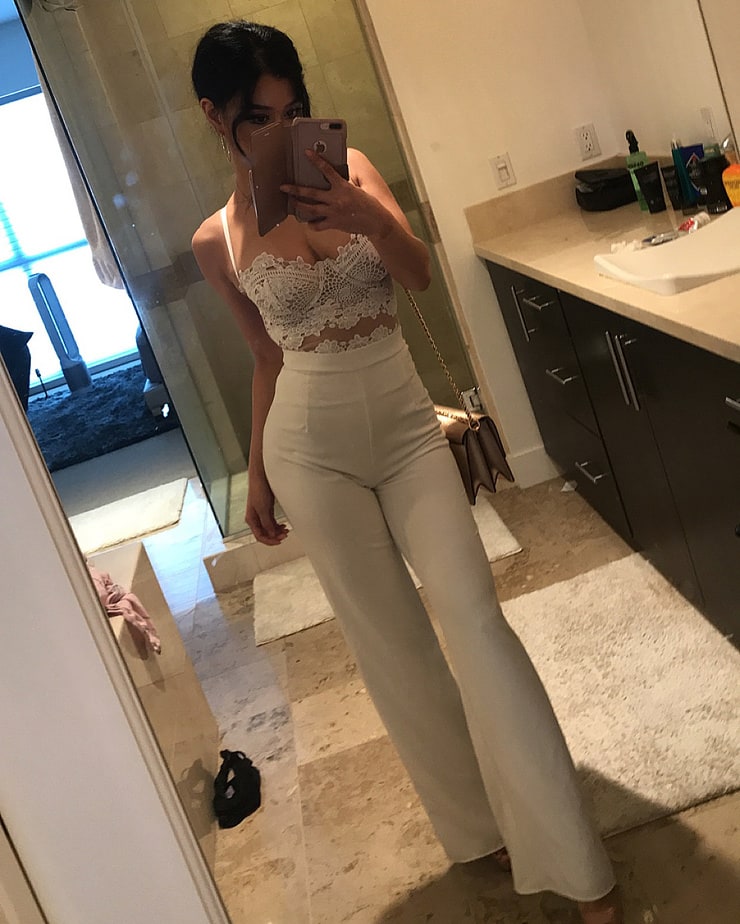 Ellie Lou Pictures (58 Images)