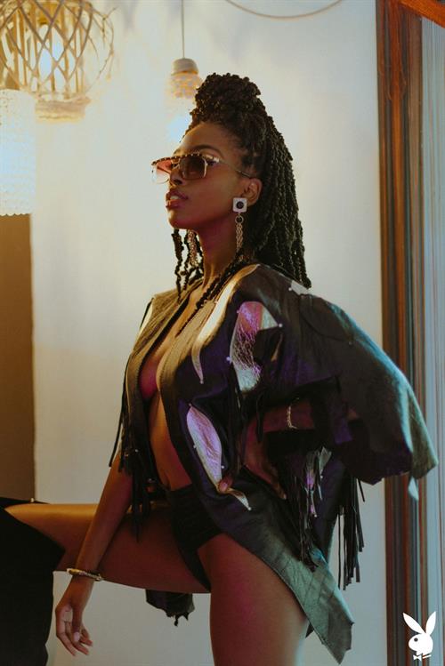 Sarissle Nude Ebony Model