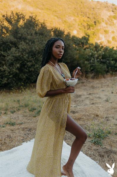 Sarissle Ebony Beauty