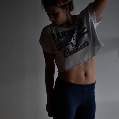 inesbuniverse showing her flat belly