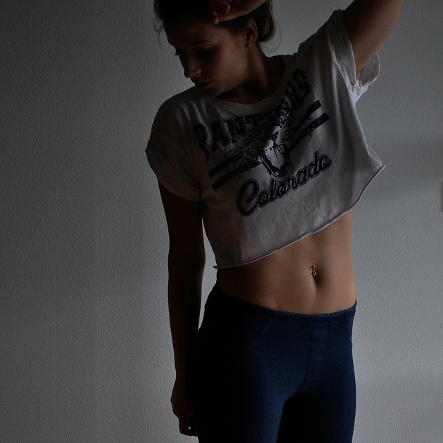 inesbuniverse showing her flat belly