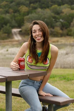 Hannah Tarley Pictures Hannah Tarley in Jeans