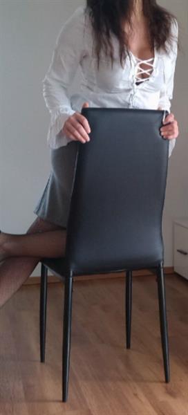 Lepricorn/Louise Hay taking a selfie