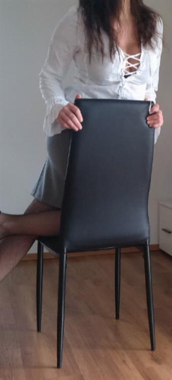 Lepricorn/Louise Hay taking a selfie