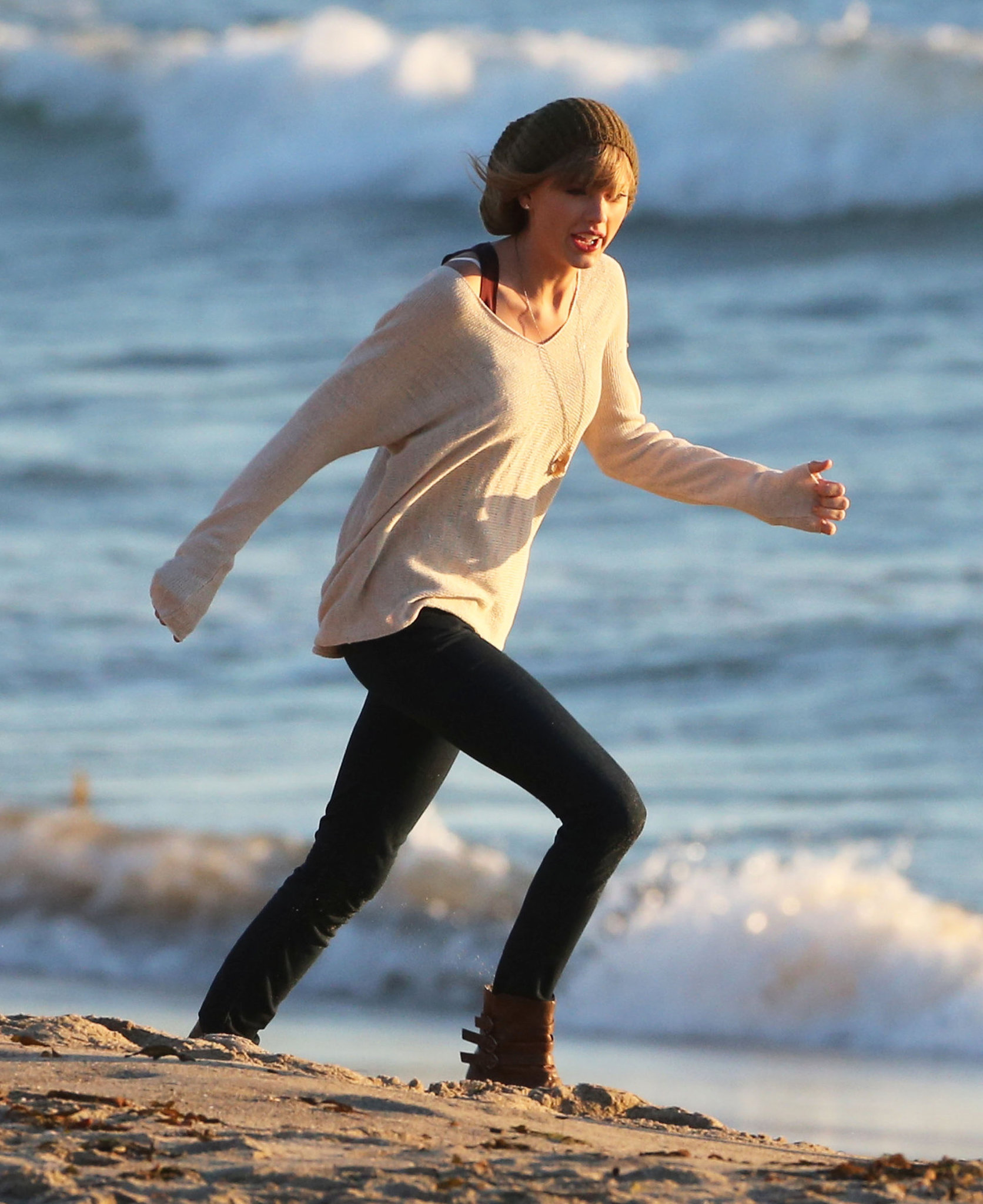 Taylor Swift Pictures. Taylor Swift filming a music video in Malibu 2/11/13