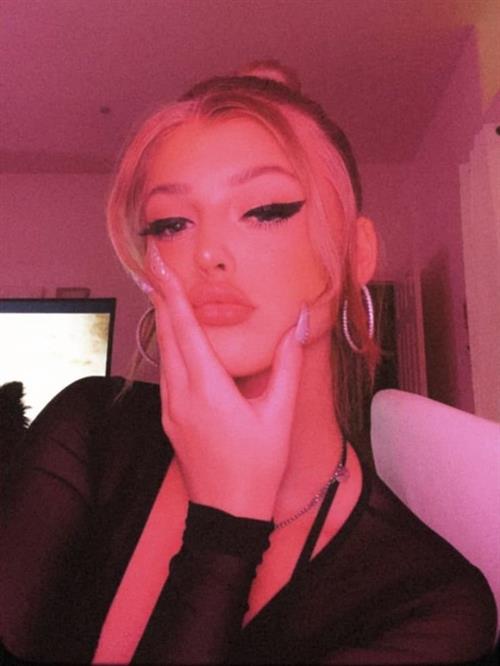 Loren Beech taking a selfie