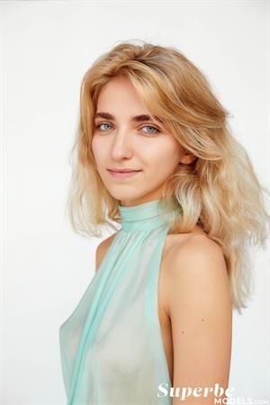 Bella Luz Topless Pictures My First Time with Bella Luz - See Her Videos, Galleries and Selfie Videos at SuperBeModels