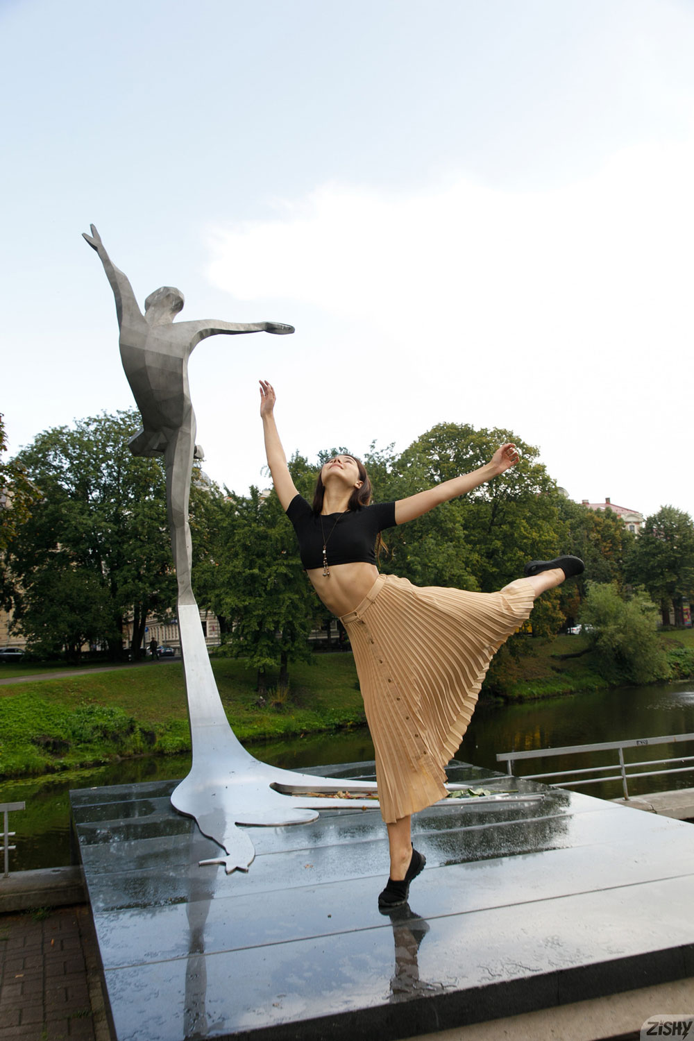 Miki Pedangen Divine Brunette